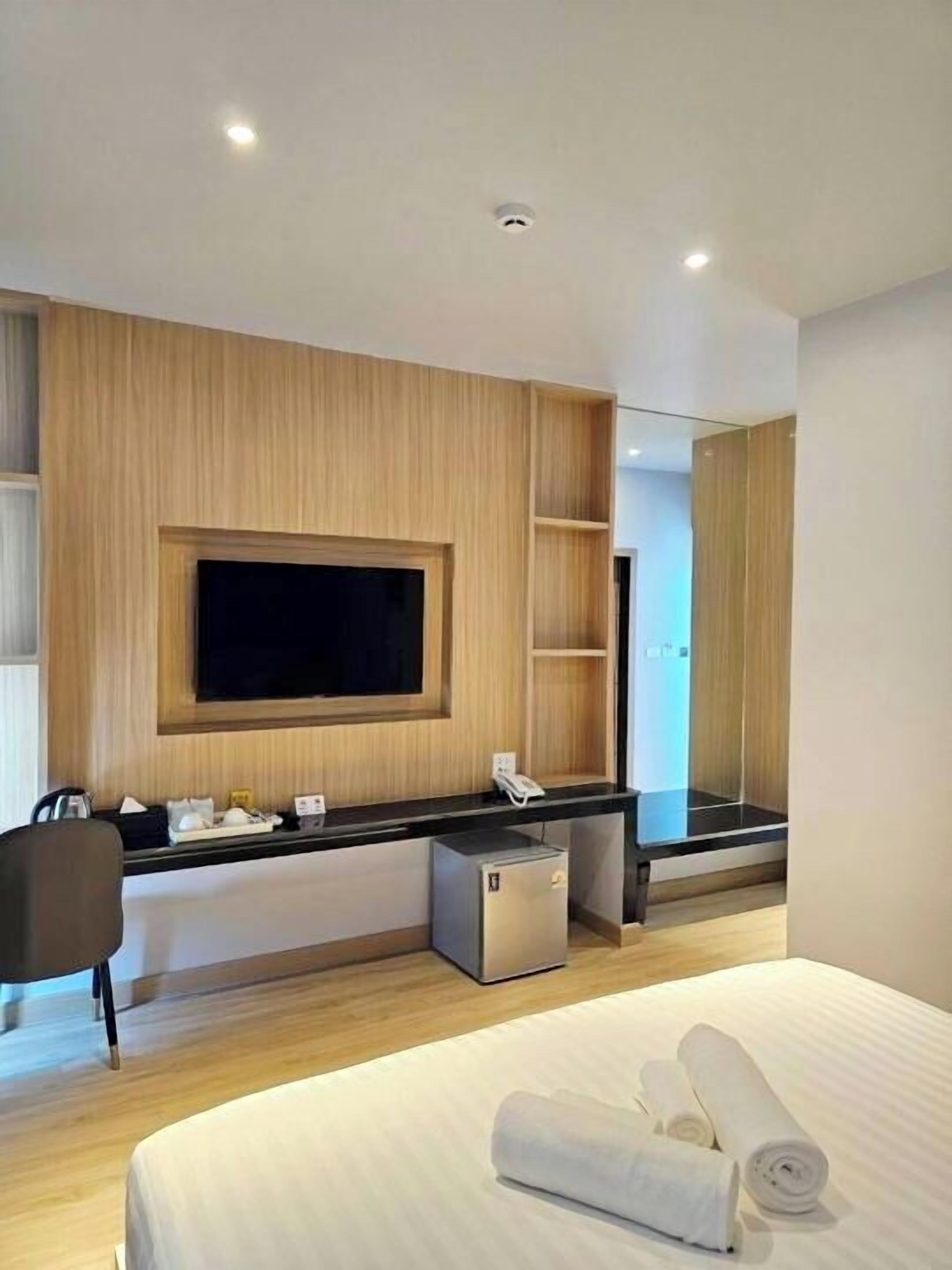 Schreibtisch, laptopgeeigneter Arbeitsplatz, Verdunkelungsvorhänge