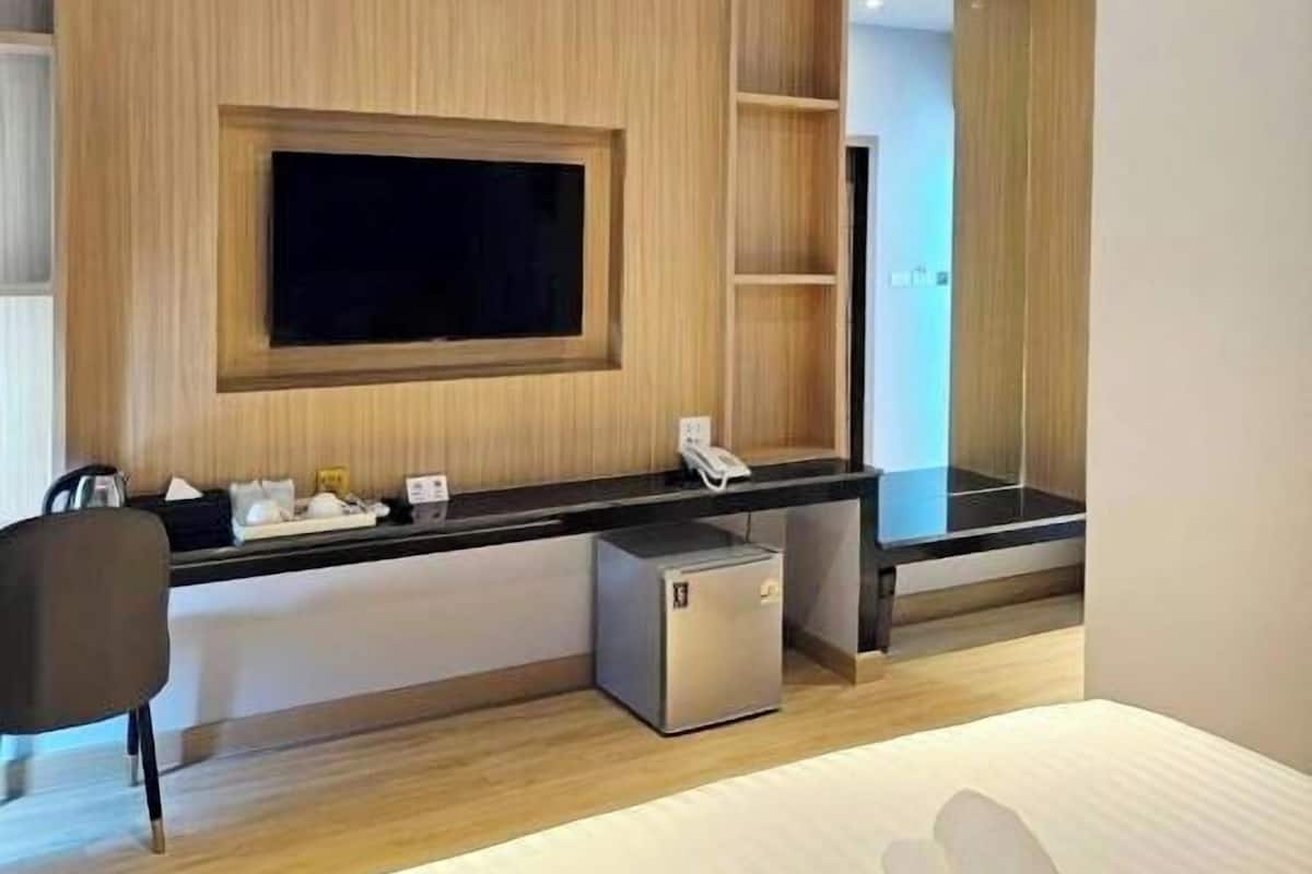 1 habitación, escritorio y espacio para trabajar con laptop