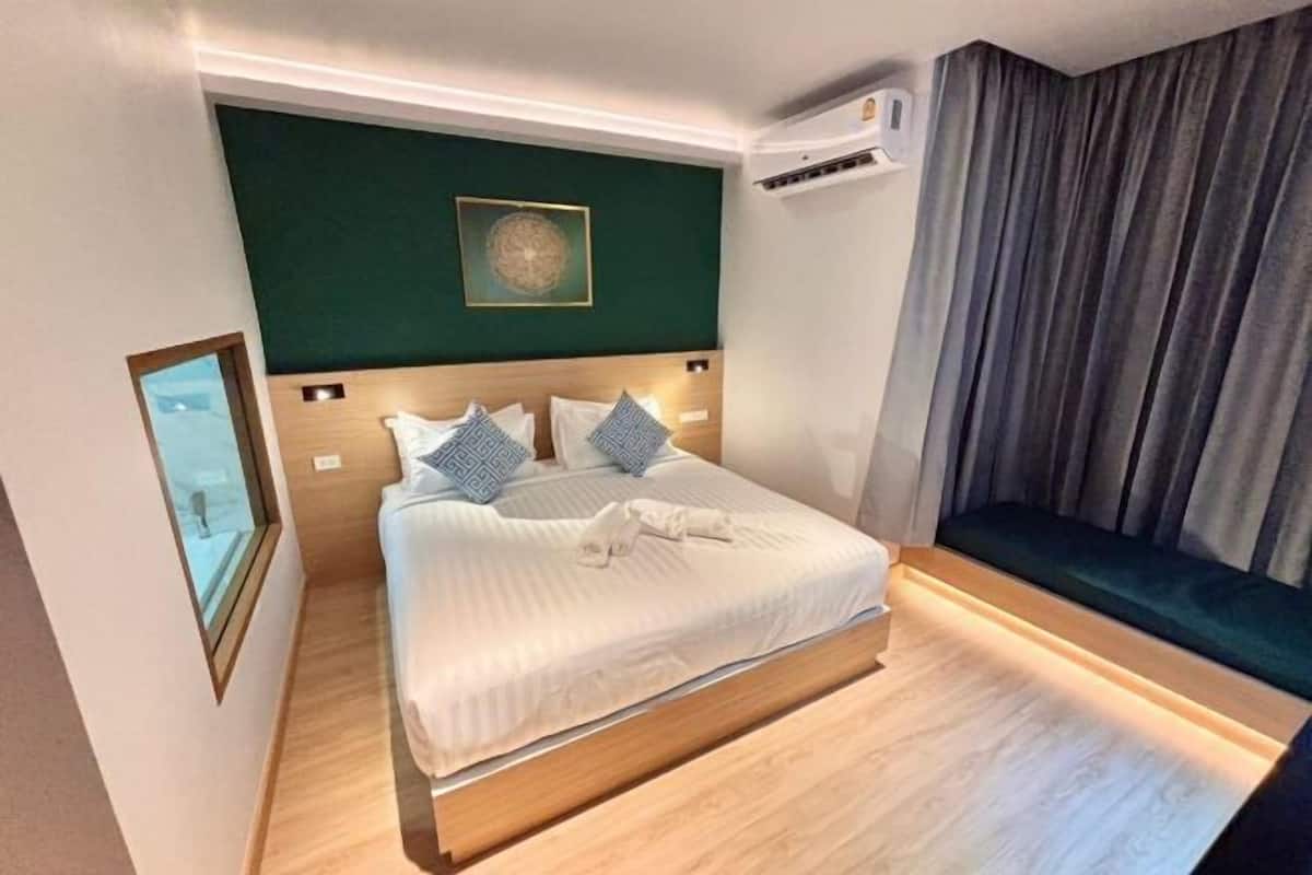 1 habitación, escritorio y espacio para trabajar con laptop