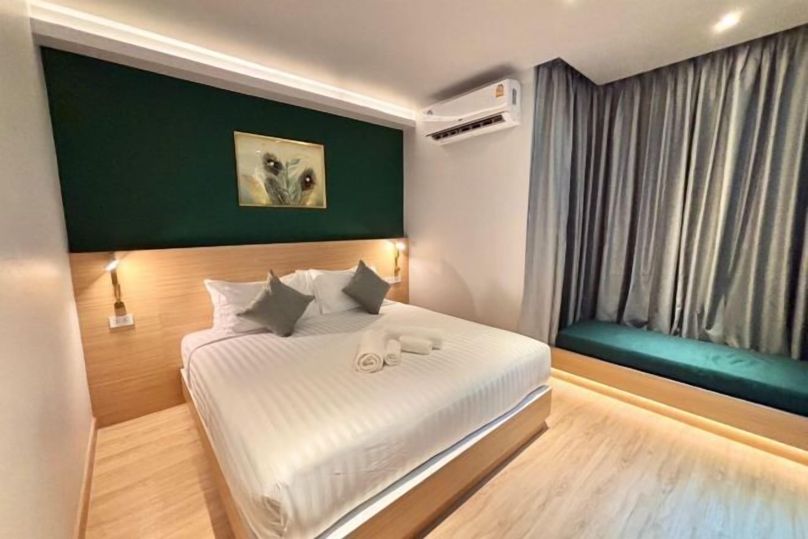 Schreibtisch, laptopgeeigneter Arbeitsplatz, Verdunkelungsvorhänge