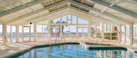 Een binnenzwembad en een verwarmd zwembad