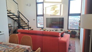 Smart-TV, Bücher, Videothek, Computerbildschirme