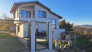 Exterior - Charming 3-bedroom villa with large veranda stunning Kardzhali city view (Petlino)