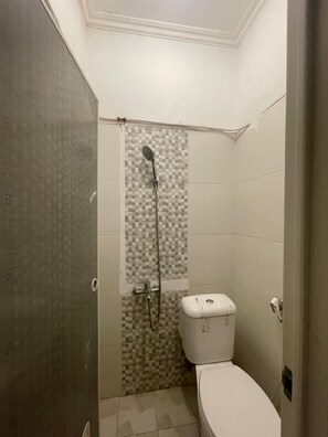 Standard Double Room | Bathroom | Shower, towels, soap, shampoo - Hotel O Bogor near Taman Safari formerly Villa Ruko (Cisarua)