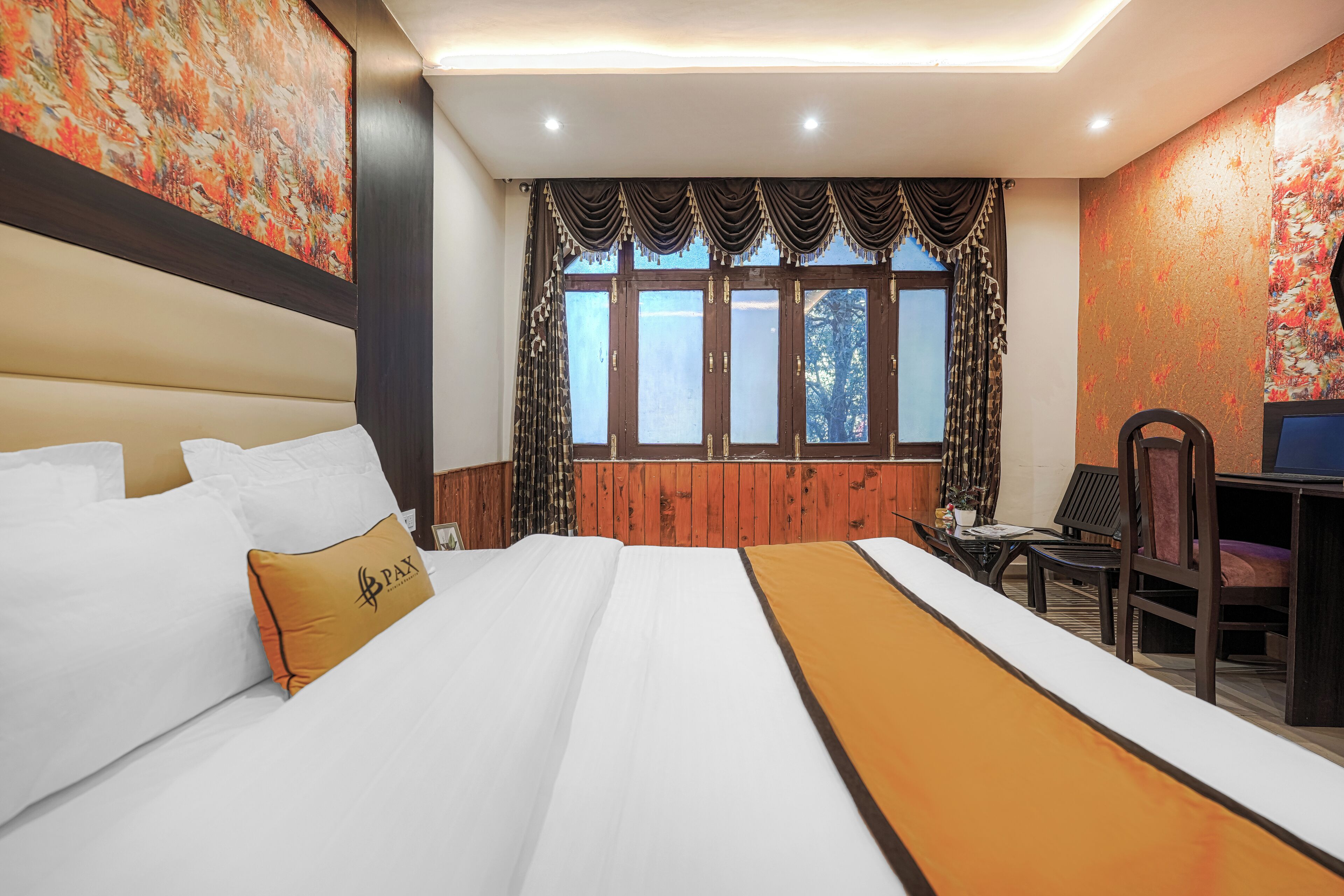 Una habitación de hotel con una cama grande, un escritorio y una silla.