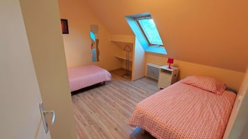 2 bedrooms, iron/ironing board, WiFi, bed sheets