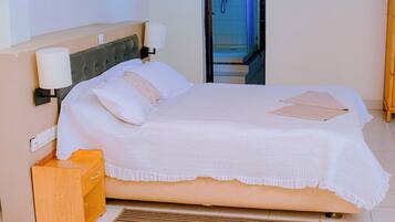 2 kamar tidur, seprai premium, busa memori, dan meja kerja