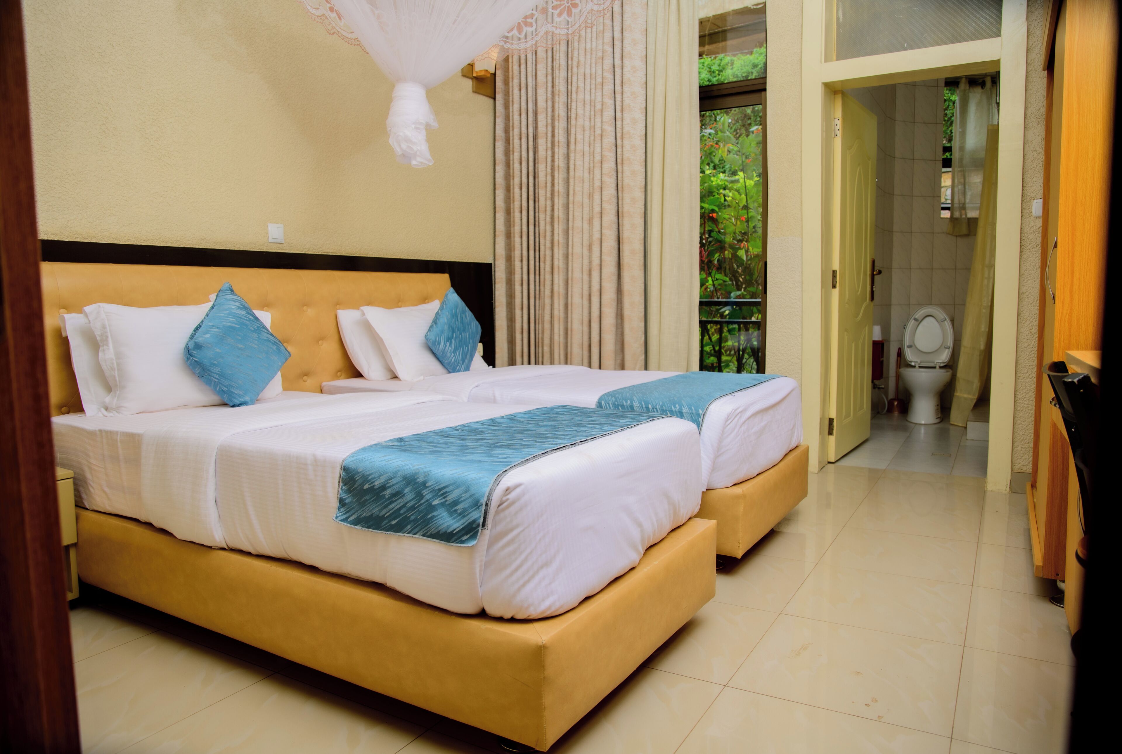 ベーシック ツインルーム バルコニー | 高級寝具、低反発ベッド、デスク、WiFi (無料)