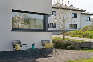 Terrace/patio - Apartment 'Marie' with Mountain View, Private Terrace and Wi-Fi (Durbach)