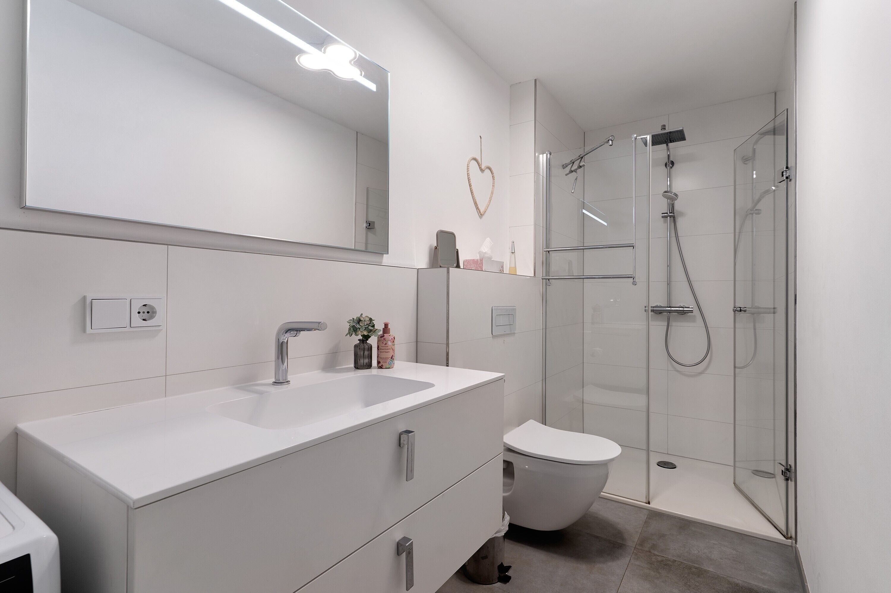Douche, sèche-cheveux, serviettes fournies