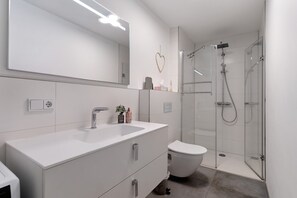 Dusj, hårføner og håndklær