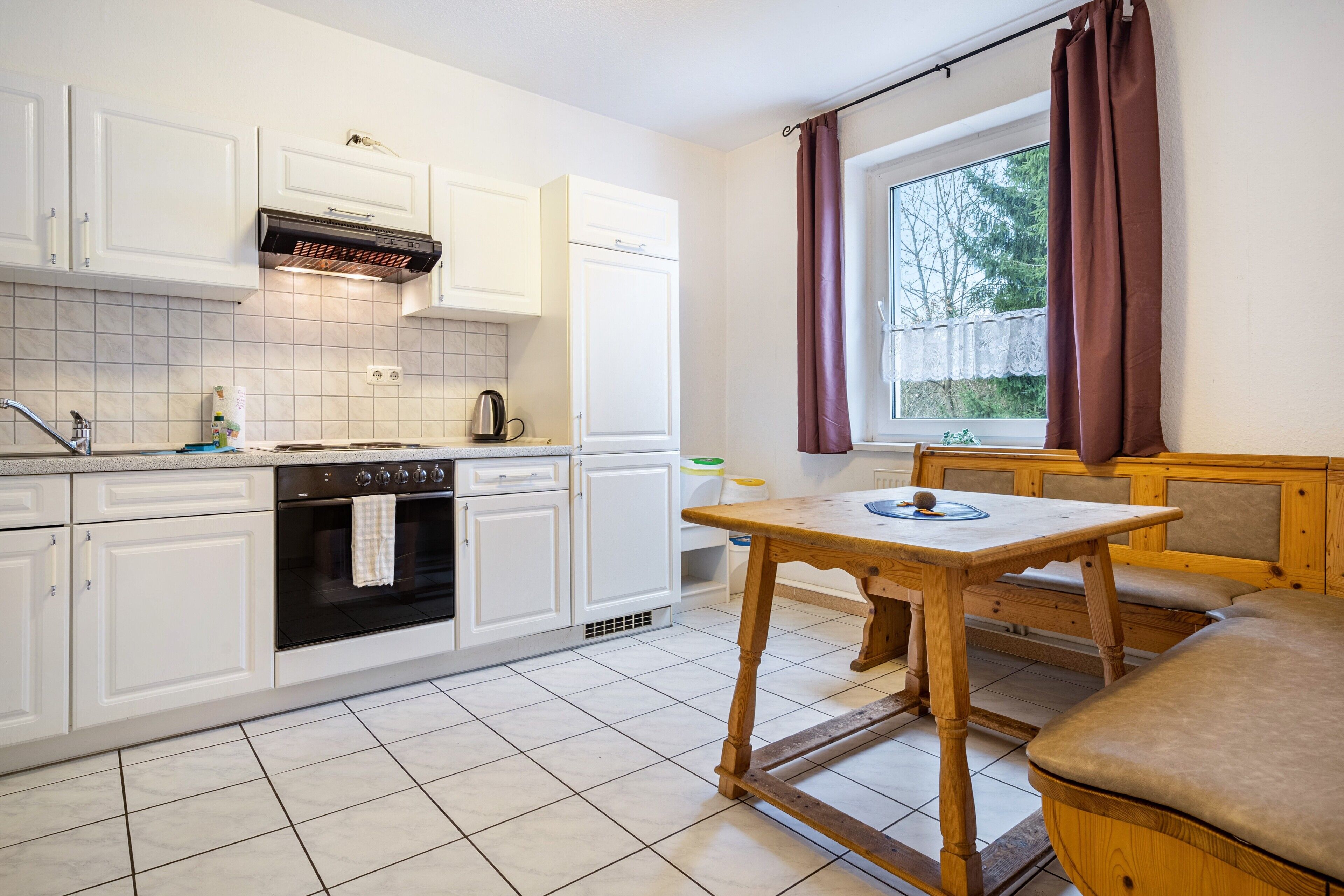 Réfrigérateur, four, plaque de cuisson, cafetière/bouilloire