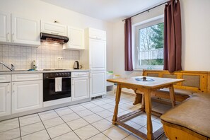 Een koelkast, een oven, een kookplaat, een koffiezetapparaat/waterkoker