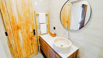 Superior kamer | Badkamer | Een douche, een regendouche, gratis toiletartikelen, een haardroger