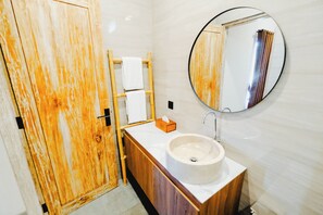 Superior Room | Bathroom | Shower, rainfall showerhead, free toiletries, hair dryer - Queenara Local House (Carangsari)
