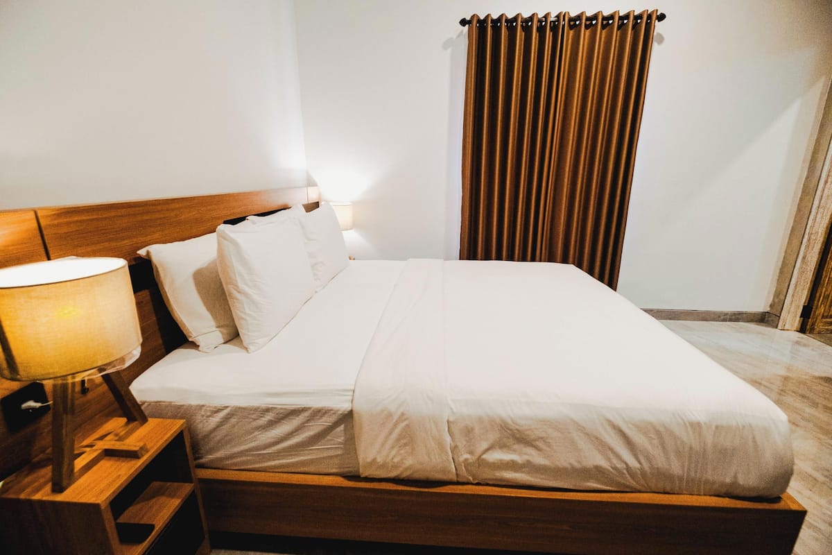 Minibar, blackout curtains