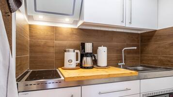 Køleskab, mikrobølgeovn, ovn, kogeplade