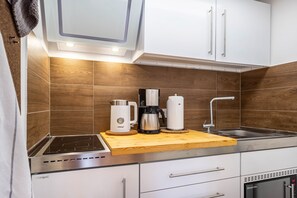 Een koelkast, een microgolfoven, een oven, een kookplaat