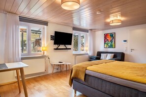1 slaapkamer, een strijkplank/strijkijzer, gratis wifi, beddengoed