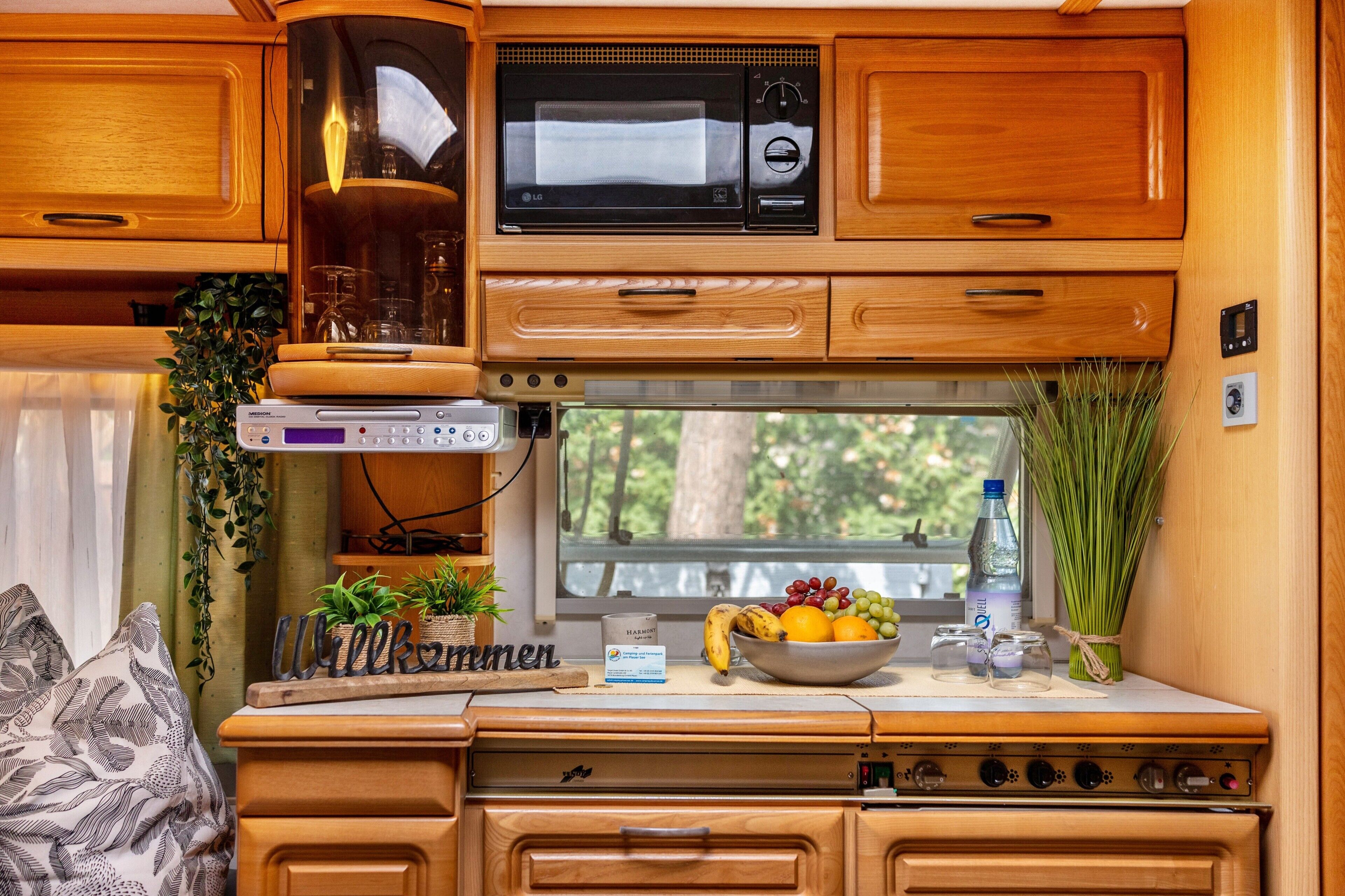 Frigorífico, microondas, horno y placa de cocina