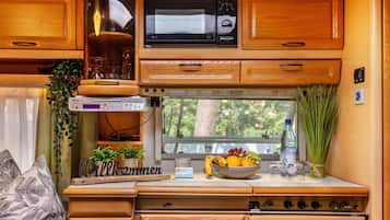 Frigorífico, microondas, horno y placa de cocina