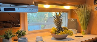 Wohnwagen 'La Pura Vida' mit privater Terrasse, Gemeinschaftsgarten und Wi-Fi