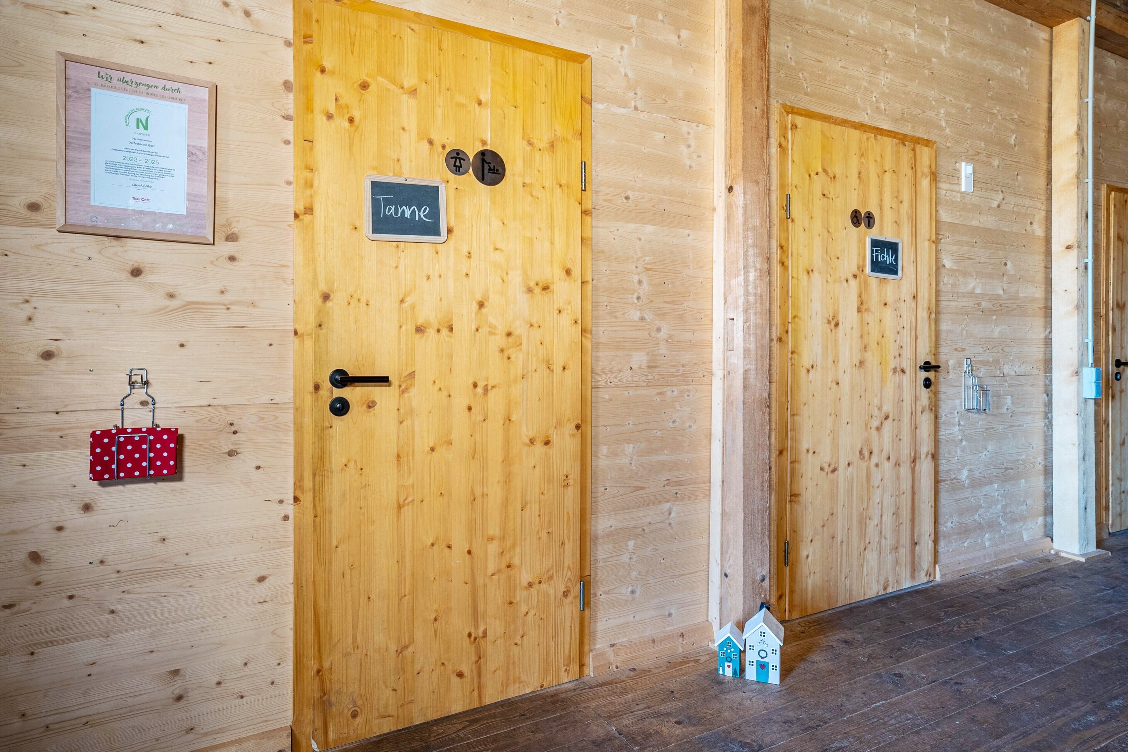 A wooden hallway with doors labeled 'Tarte' and 'Fick.'