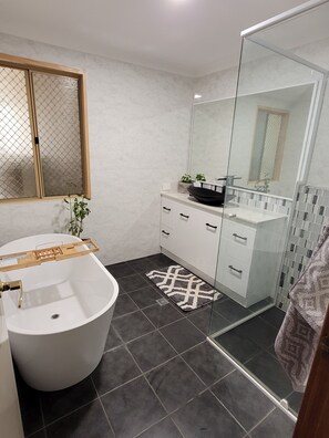 Douche, sèche-cheveux, serviettes fournies, savon