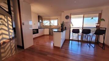 Microondas, horno, placa de cocina y lavavajillas