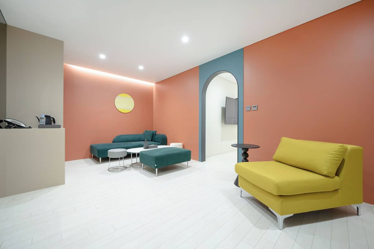 Ropa de cama de alta calidad, cubrecamas y escritorio