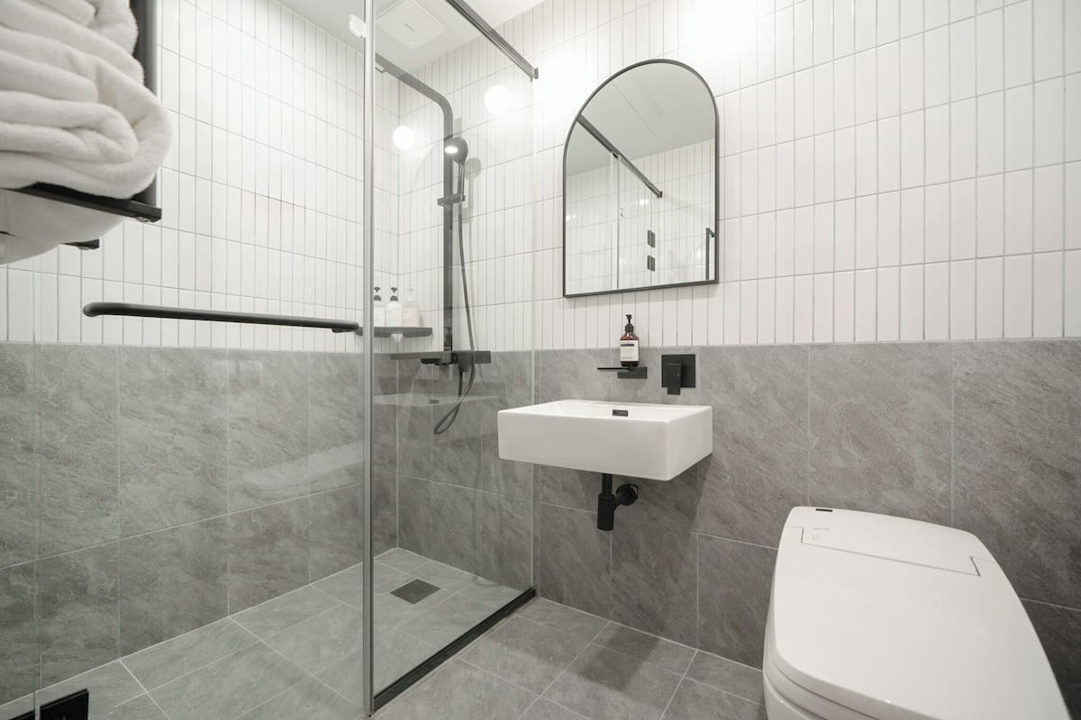 Artículos de tocador gratuitos, secador de pelo, pantuflas, toallas