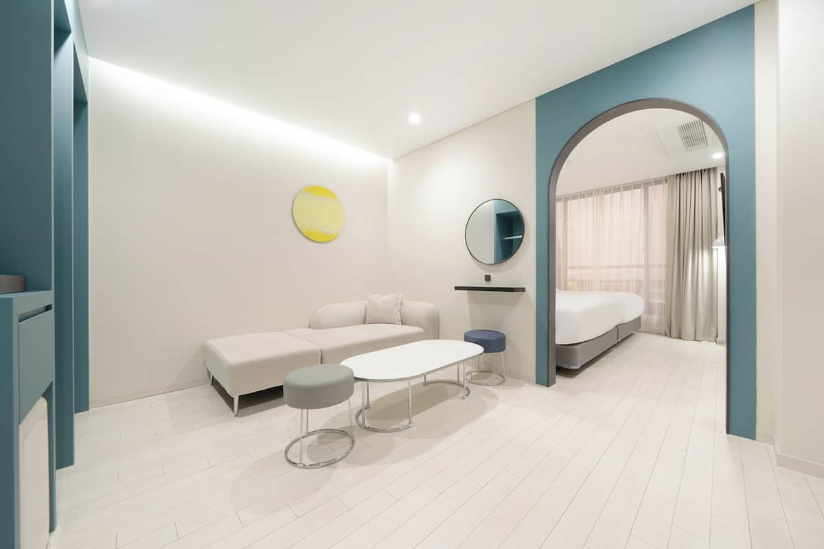 Ropa de cama de alta calidad, cubrecamas y escritorio