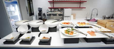 Daily buffet breakfast (KRW 7000 per person)