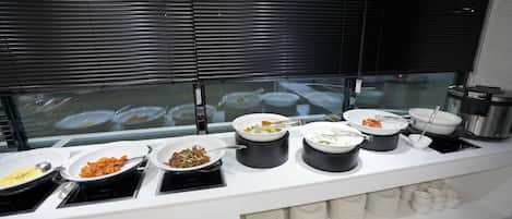 Daily buffet breakfast (KRW 7000 per person)