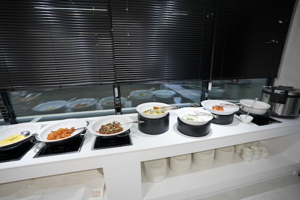 Daily buffet breakfast (KRW 7000 per person)