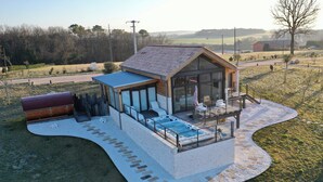 A modern house with a swimming pool, a hot tub, and a covered patio area. - Rèverie en Périgord du Domaine des Hauts de Rouquette (Eymet)