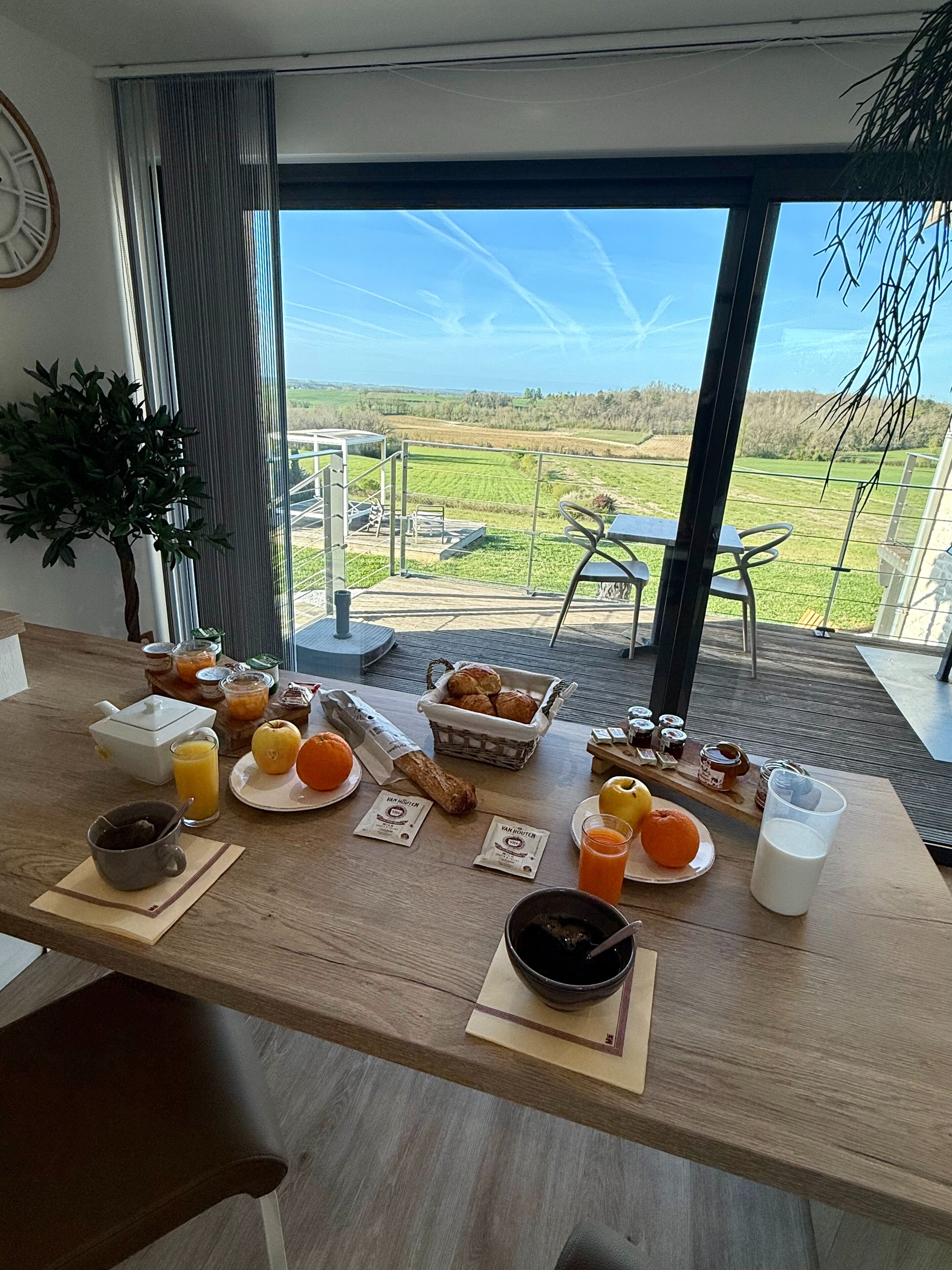 Daily continental breakfast (EUR 15 per person)