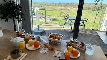 Daily continental breakfast (EUR 15 per person)