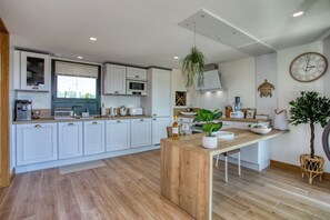 Deluxe cottage, privézwembad, uitzicht op vallei | Privékeuken | Een koelkast met diepvriezer, een microgolfoven, een oven, een kookplaat