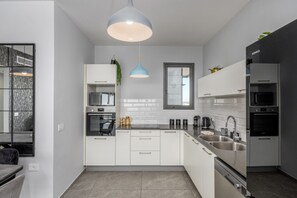 Kühlschrank, Mikrowelle, Ofen, Geschirrspüler