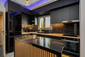 Fridge, microwave, oven, stovetop - Noir Residence, Villa (Chania)