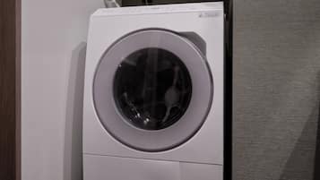 Une machine à laver à chargement frontal dans une buanderie.