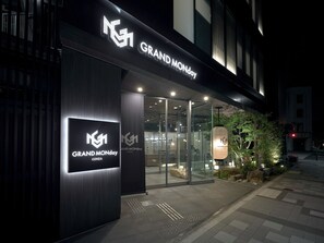La façade d’un immeuble sur laquelle on peut lire l’inscription « Grand Monday Ginza ».