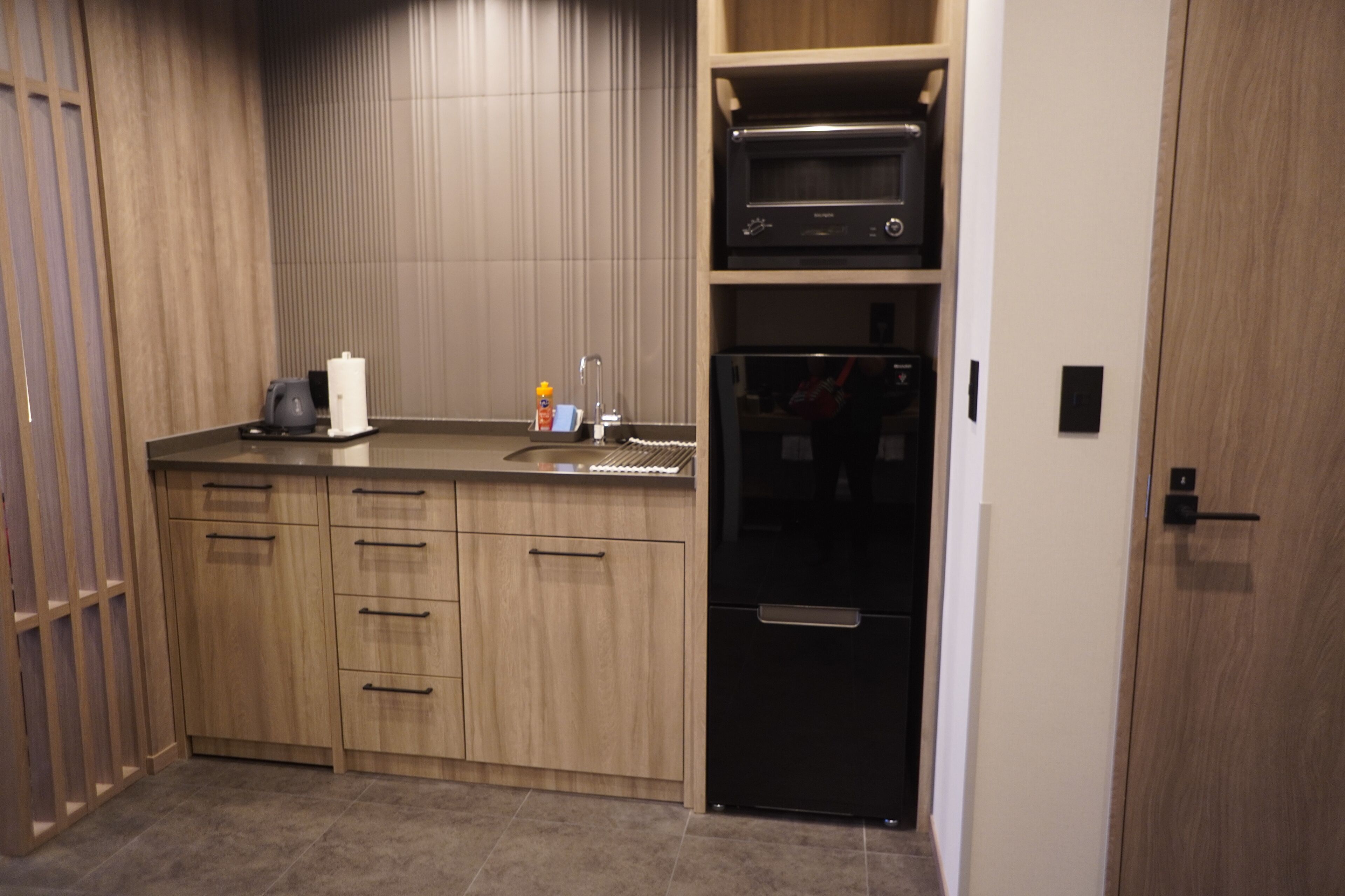Kamar (Grand Suite) | Dapur pribadi | Mesin pembuat kopi/teh, lemari es, microwave, dan ketel listrik