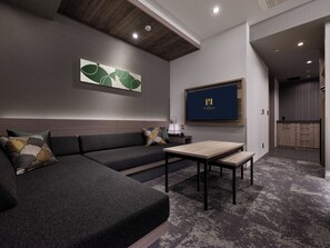 Caja de seguridad en la habitación y tabla de planchar con plancha 