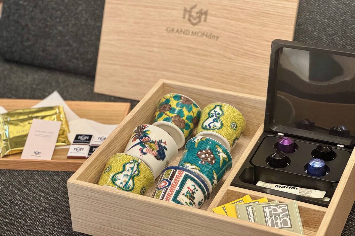 Una caja de madera con adornos y una estufa.