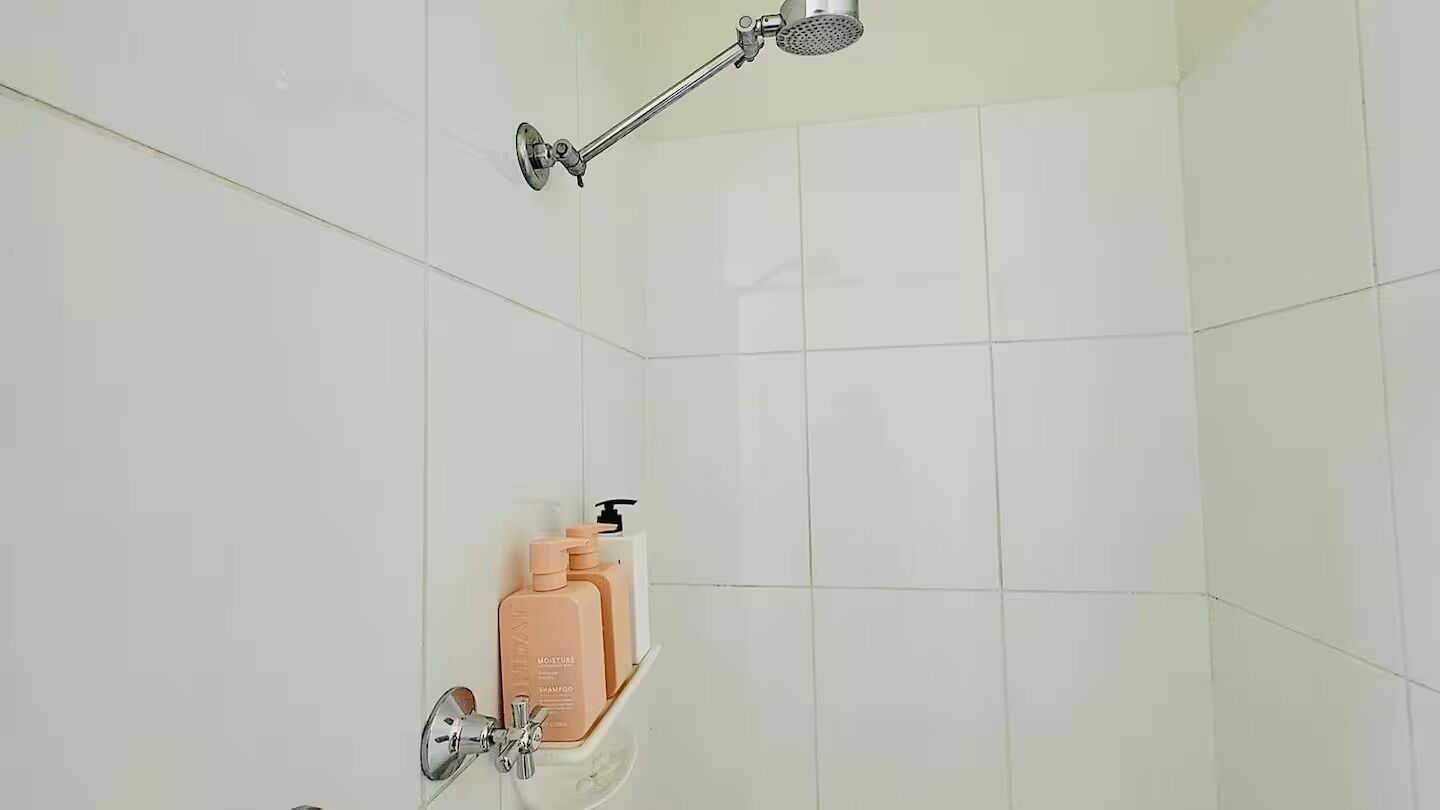 Serviettes fournies, savon, shampoing, papier toilette