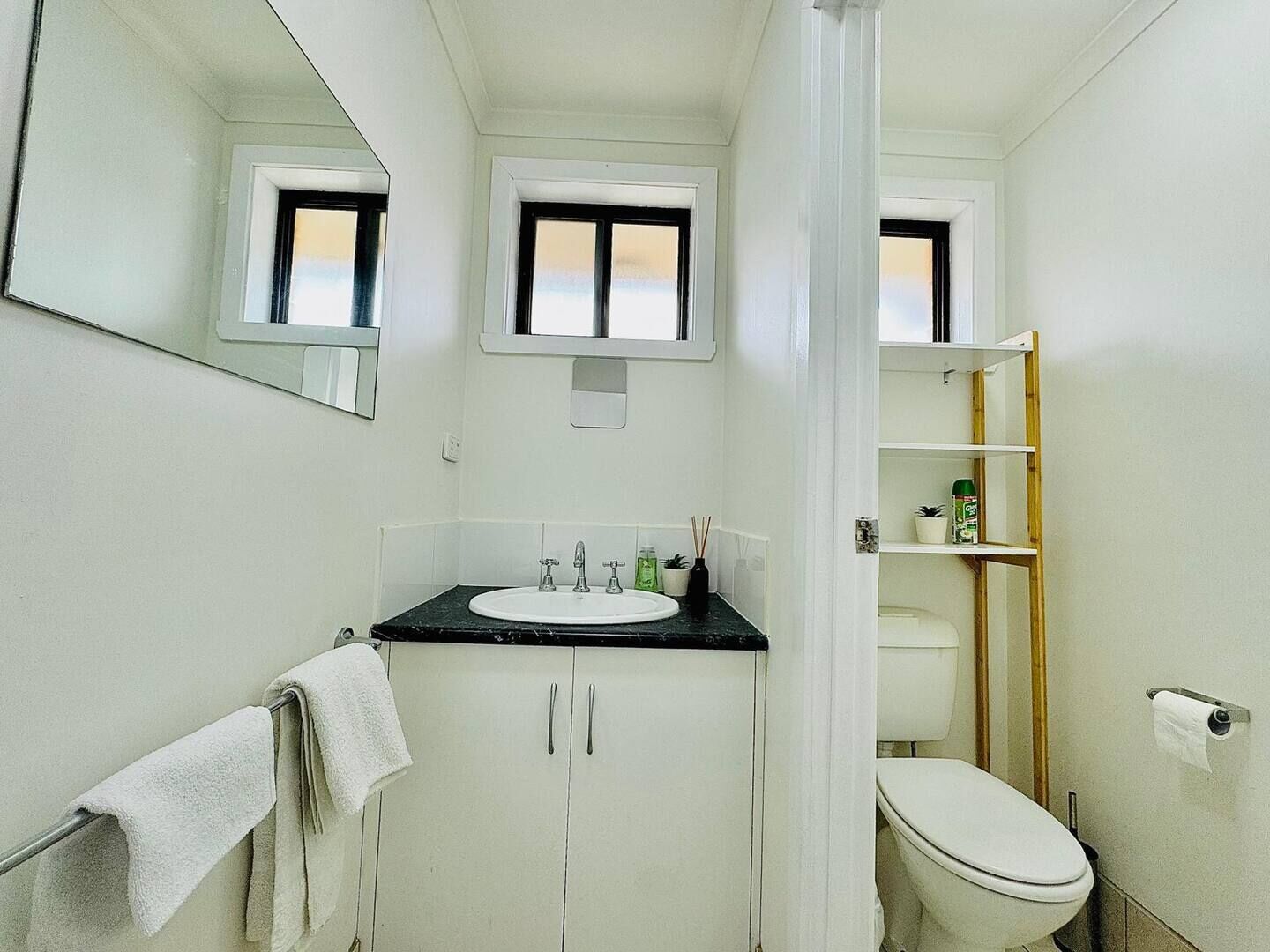 Serviettes fournies, savon, shampoing, papier toilette