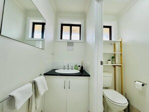 Towels, soap, shampoo, toilet paper - Cozy 2BR Retreat, 3-Minute Drive to Albury Airport (East Albury)
