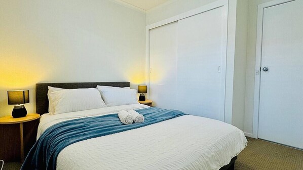 2 bedrooms, free WiFi, bed sheets - Cozy 2BR Retreat, 3-Minute Drive to Albury Airport (East Albury)